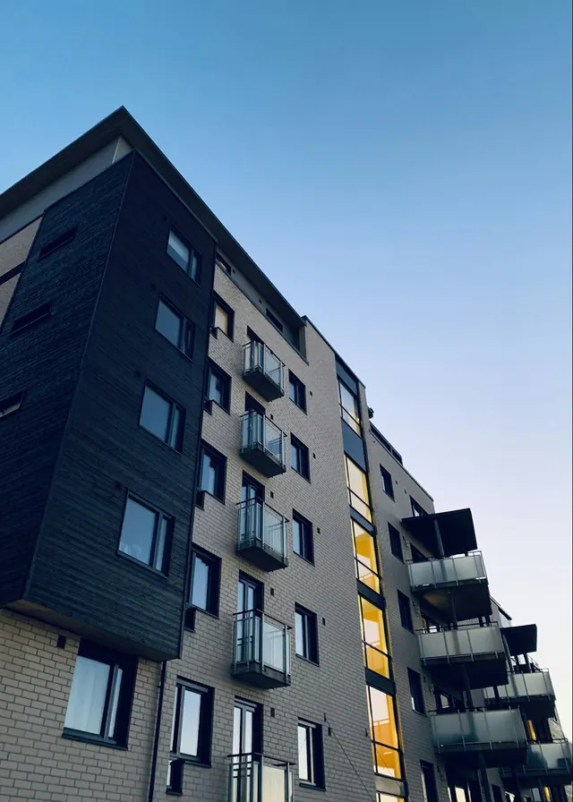 Edificio residencial contemporáneo con balcones de vidrio