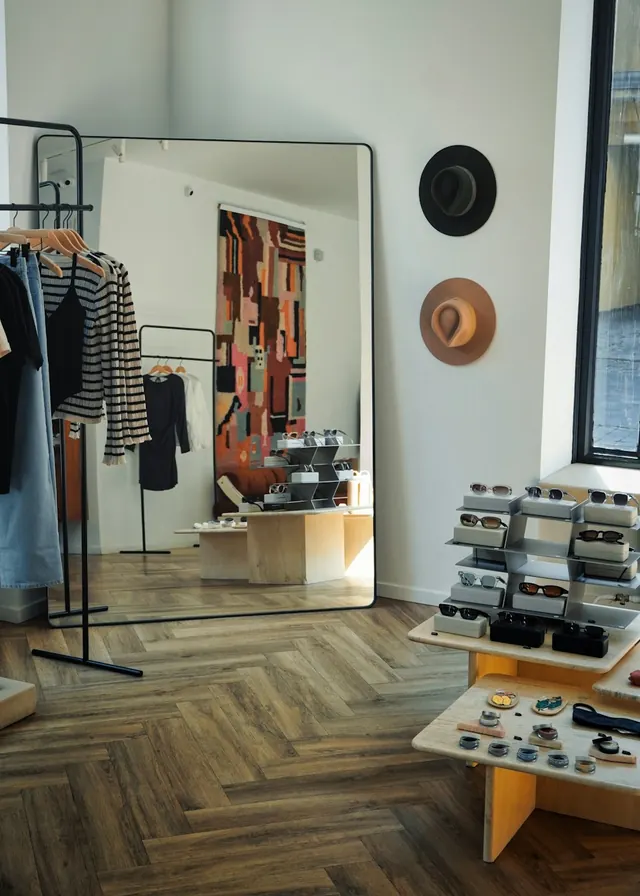 Interior de una tienda de moda minimalista
