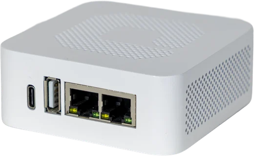 edalsoOne en tres cuartos, con sus puertos: USB-C, USB y dos Ethernet.